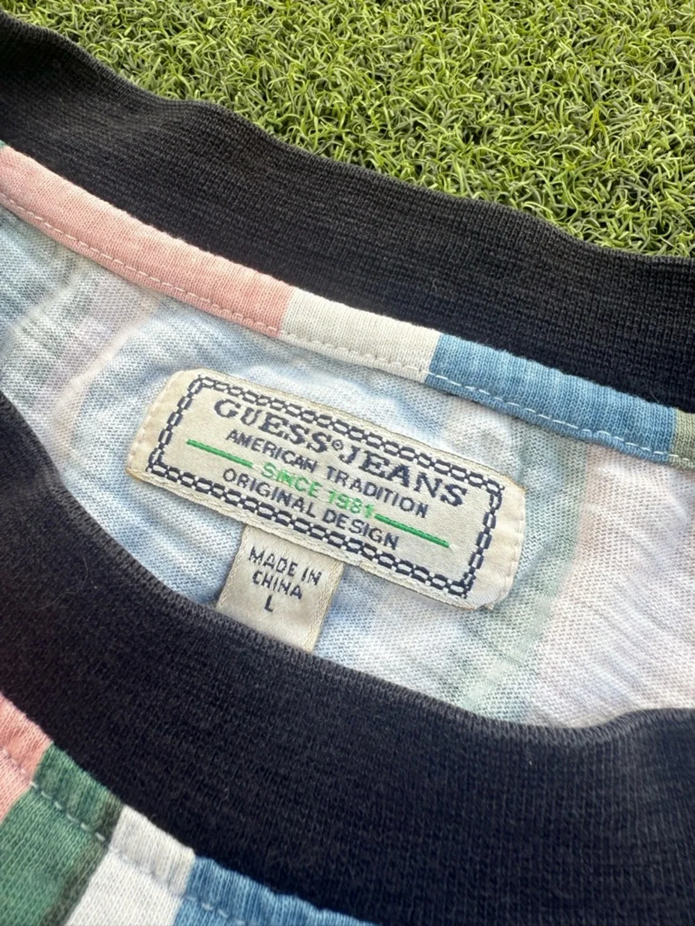 VINTAGE VTG 2000s Y2K DESIGNER SKATER TRENDY GUESS SPELLOUT AMERICAN TEE - Picture 3 of 8